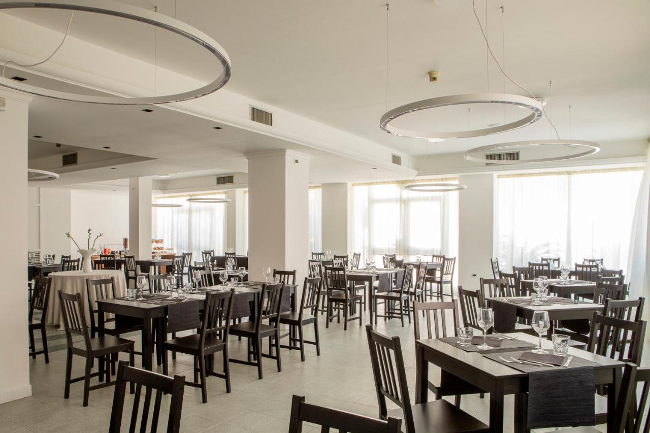 Hotel Mediterraneo Ombrellone E Lettini Inclusi Martinsicuro Bagian luar foto