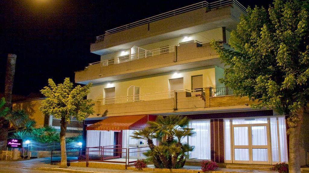 Hotel Mediterraneo Ombrellone E Lettini Inclusi Martinsicuro Bagian luar foto