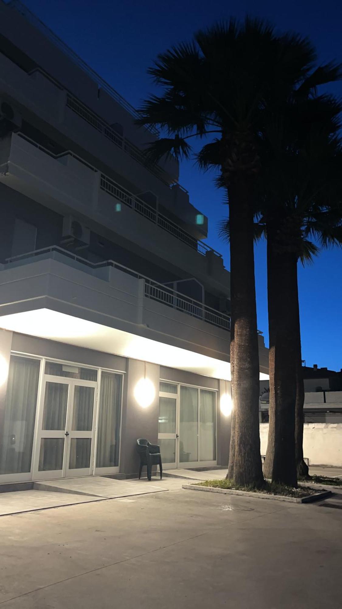 Hotel Mediterraneo Ombrellone E Lettini Inclusi Martinsicuro Bagian luar foto
