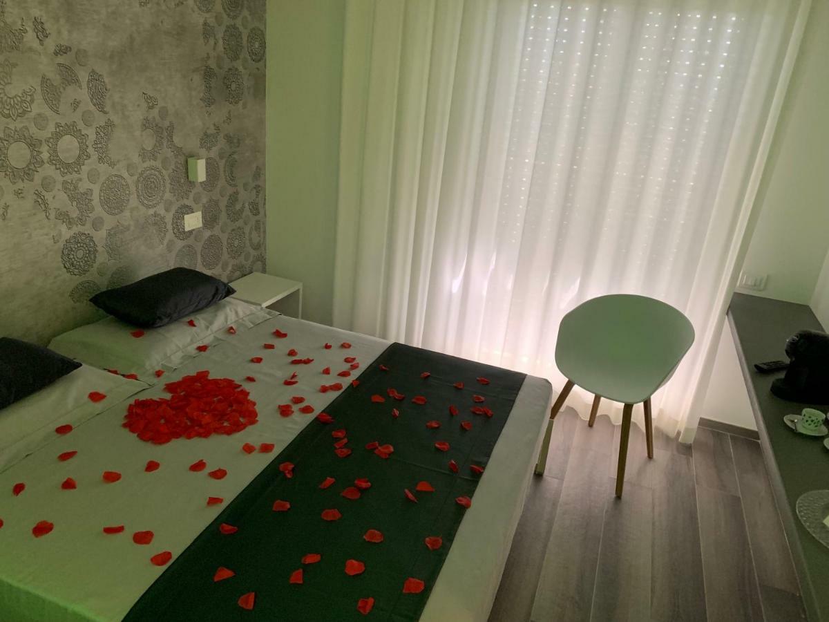 Hotel Mediterraneo Ombrellone E Lettini Inclusi Martinsicuro Bagian luar foto