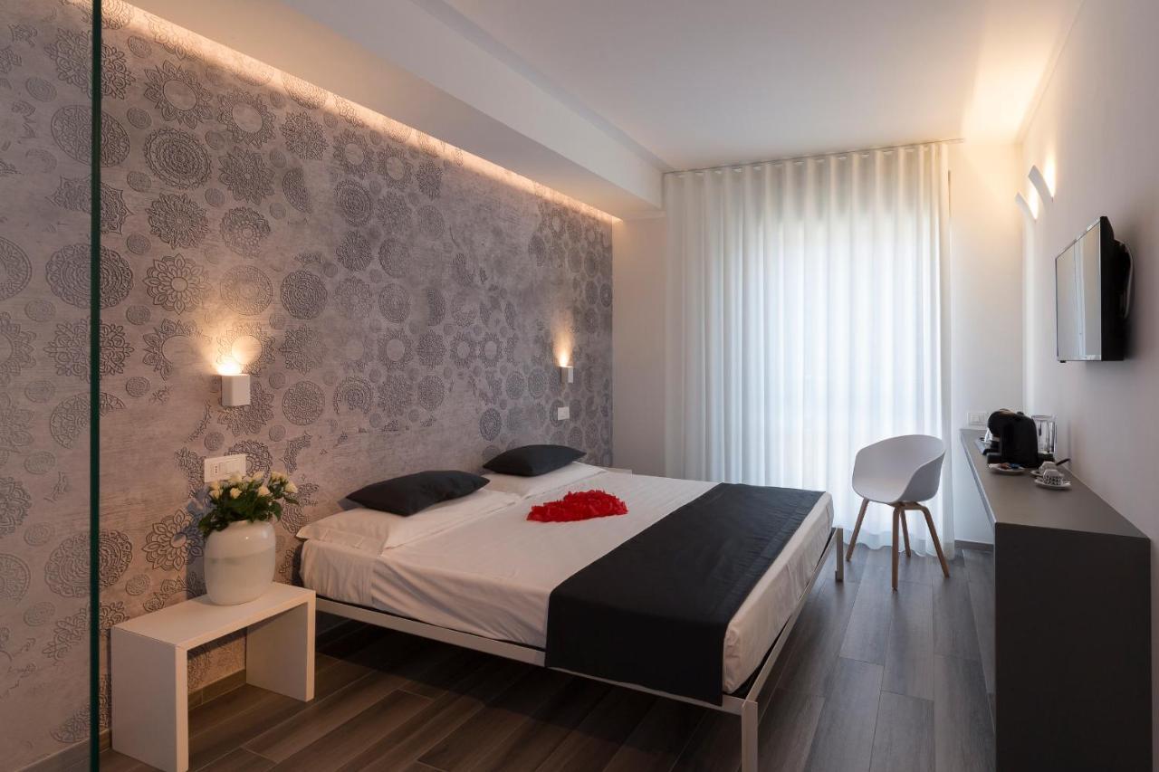 Hotel Mediterraneo Ombrellone E Lettini Inclusi Martinsicuro Bagian luar foto