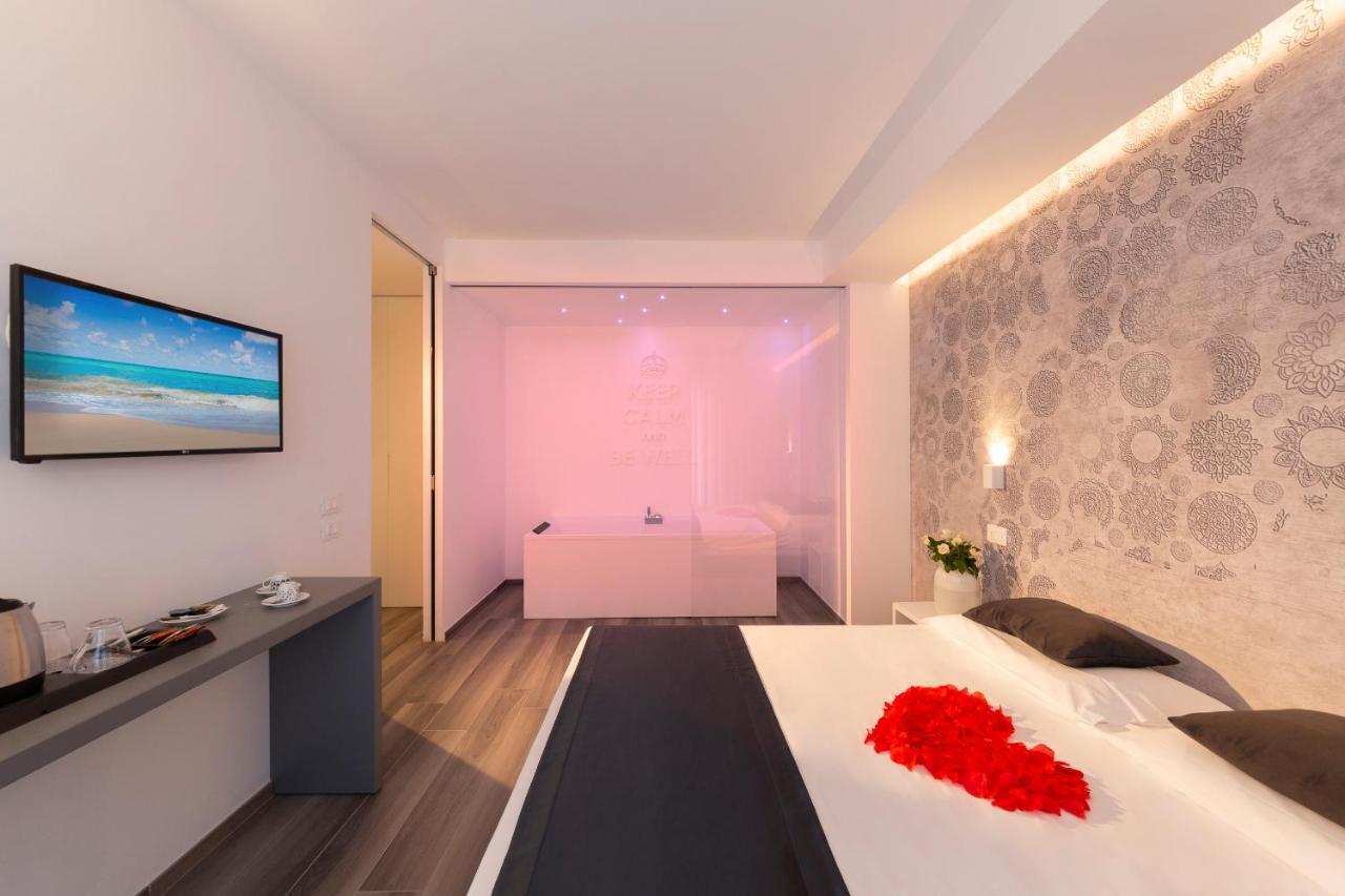 Hotel Mediterraneo Ombrellone E Lettini Inclusi Martinsicuro Bagian luar foto